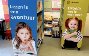 Make over met vormgegeven dibond panelen op de boekenkasten in de bieb van basisschool Oleanderhof