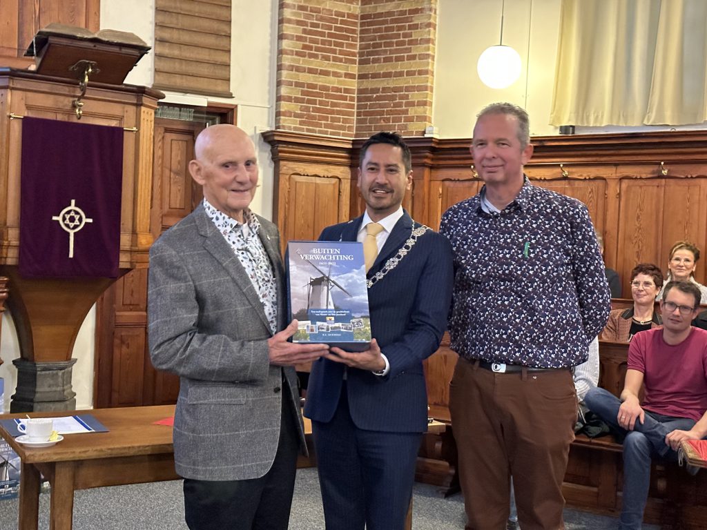 De overhandiging van het eerste boek Buiten Verwachting van René Hoebeke in de kerk van Nieuw- en Sint Joosland door burgemeester Harald Bergmann